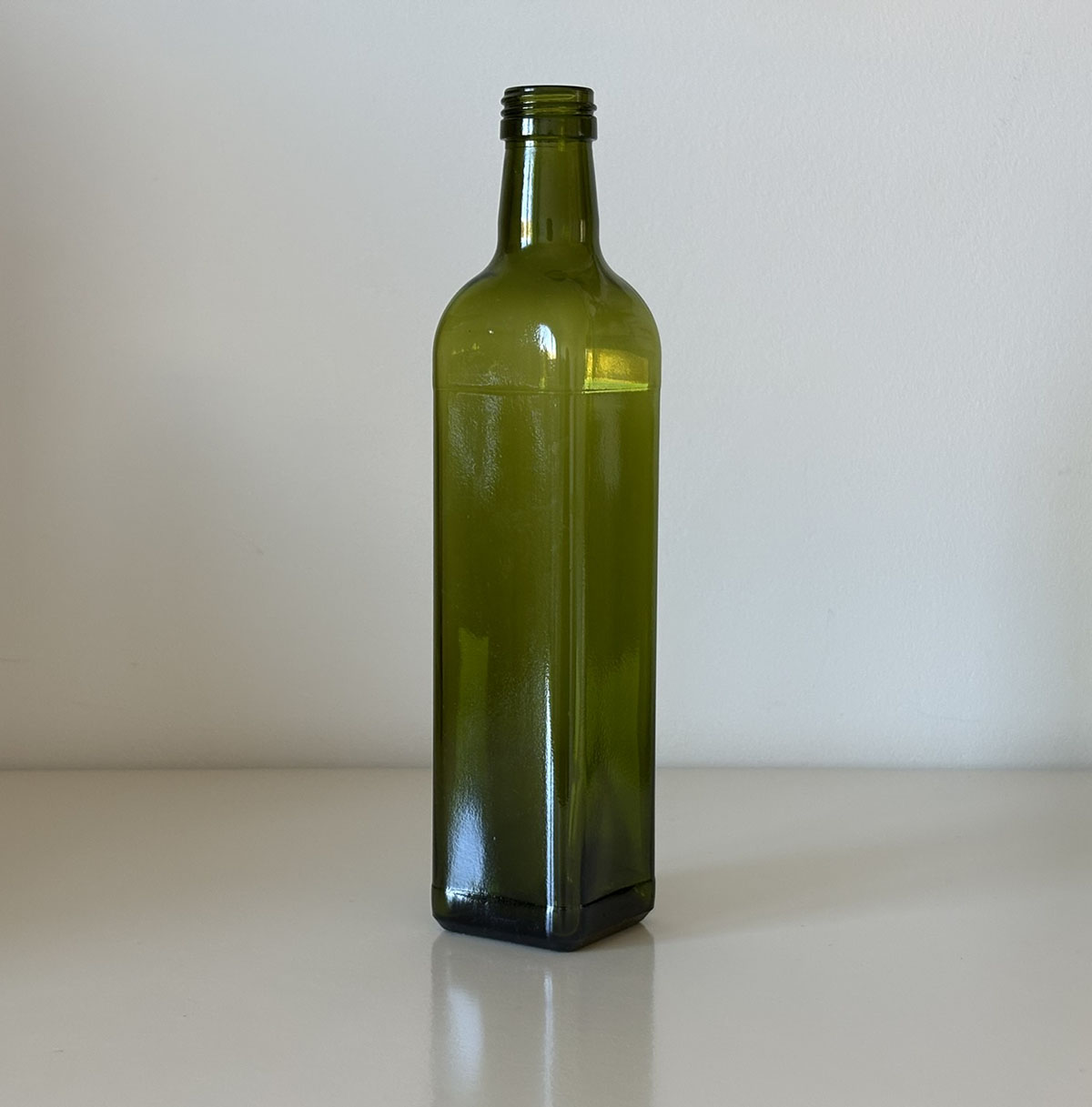 Botella de color verde claro para aceite de oliva
