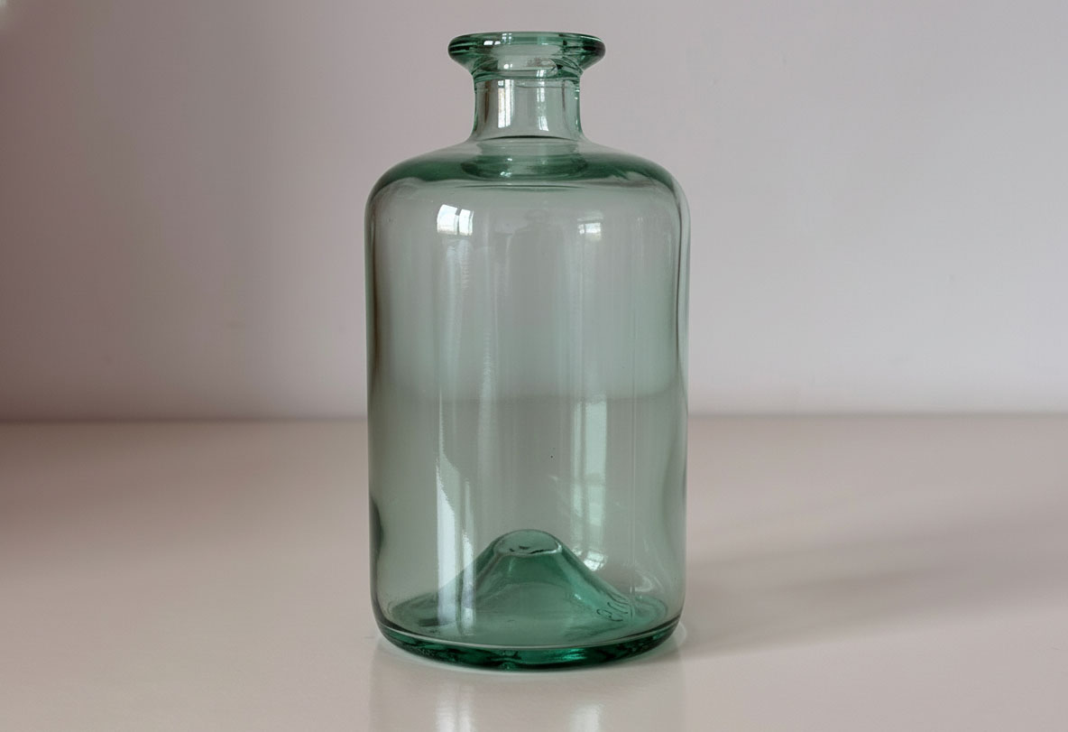 botella de vidrio reciclado color verde agua