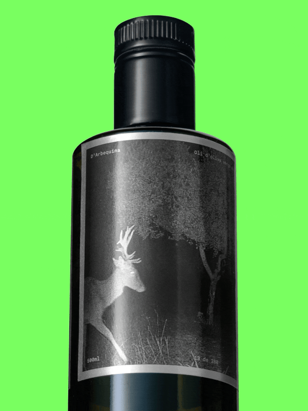 Diseño de etiqueta D’Arbequina con fotografía en blanco y negro de los gamos que habitan entre los olivos