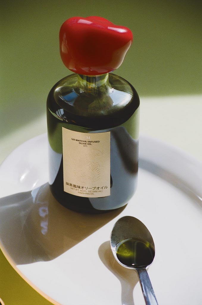 Packaging ILÉM para aceite de oliva con botella de vidrio oscuro y tapón rojo escultórico