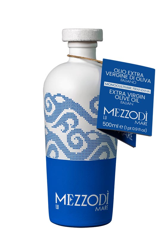 Diseño de etiqueta Mezzodì Lu Mare con patrón azul inspirado en las redes de recolección y el bordado tradicional de punto de cruz de Puglia