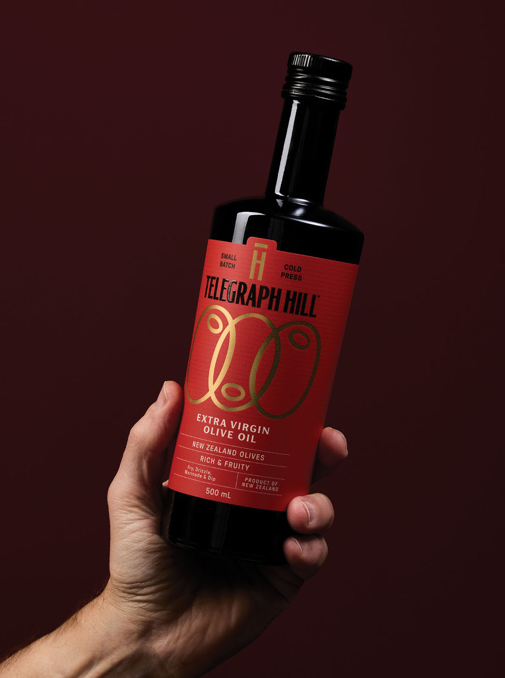 Diseño de packaging de Telegraph Hill con etiqueta roja para aceite de oliva virgen extra