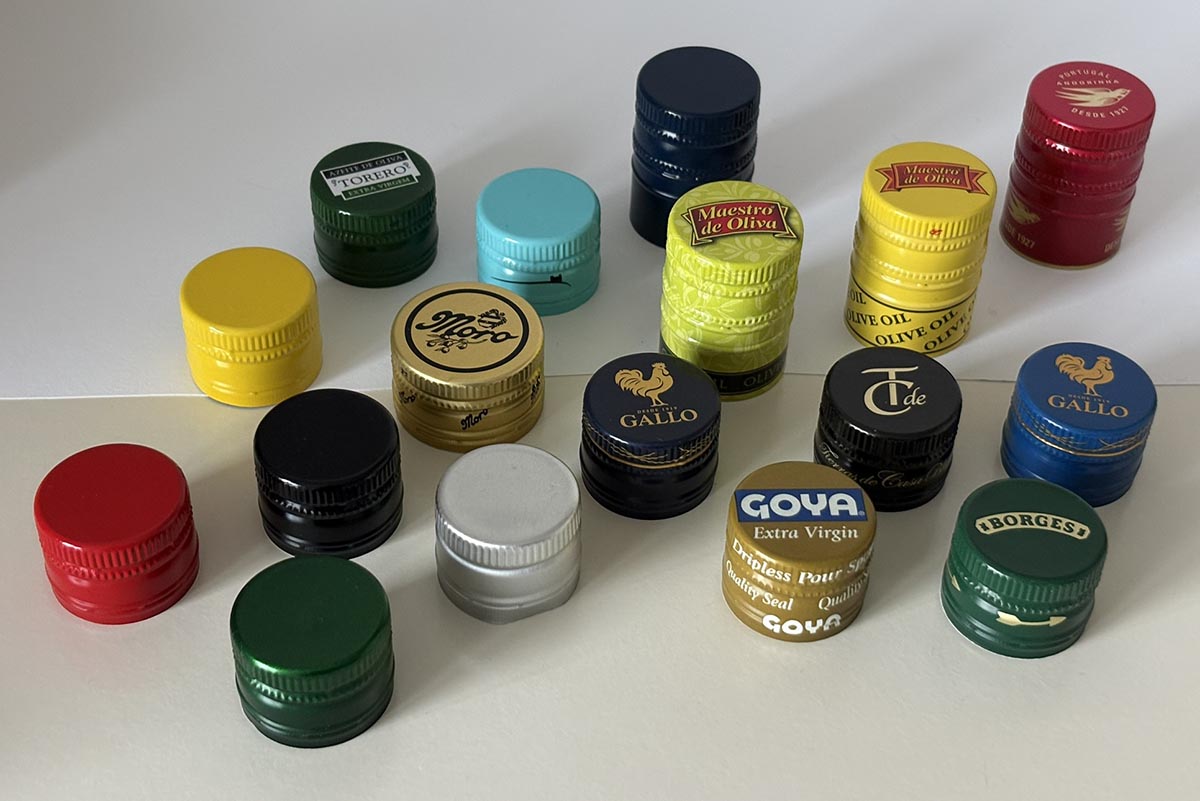 colección con tipos y colores de tapones pilfer para aceite de oliva
