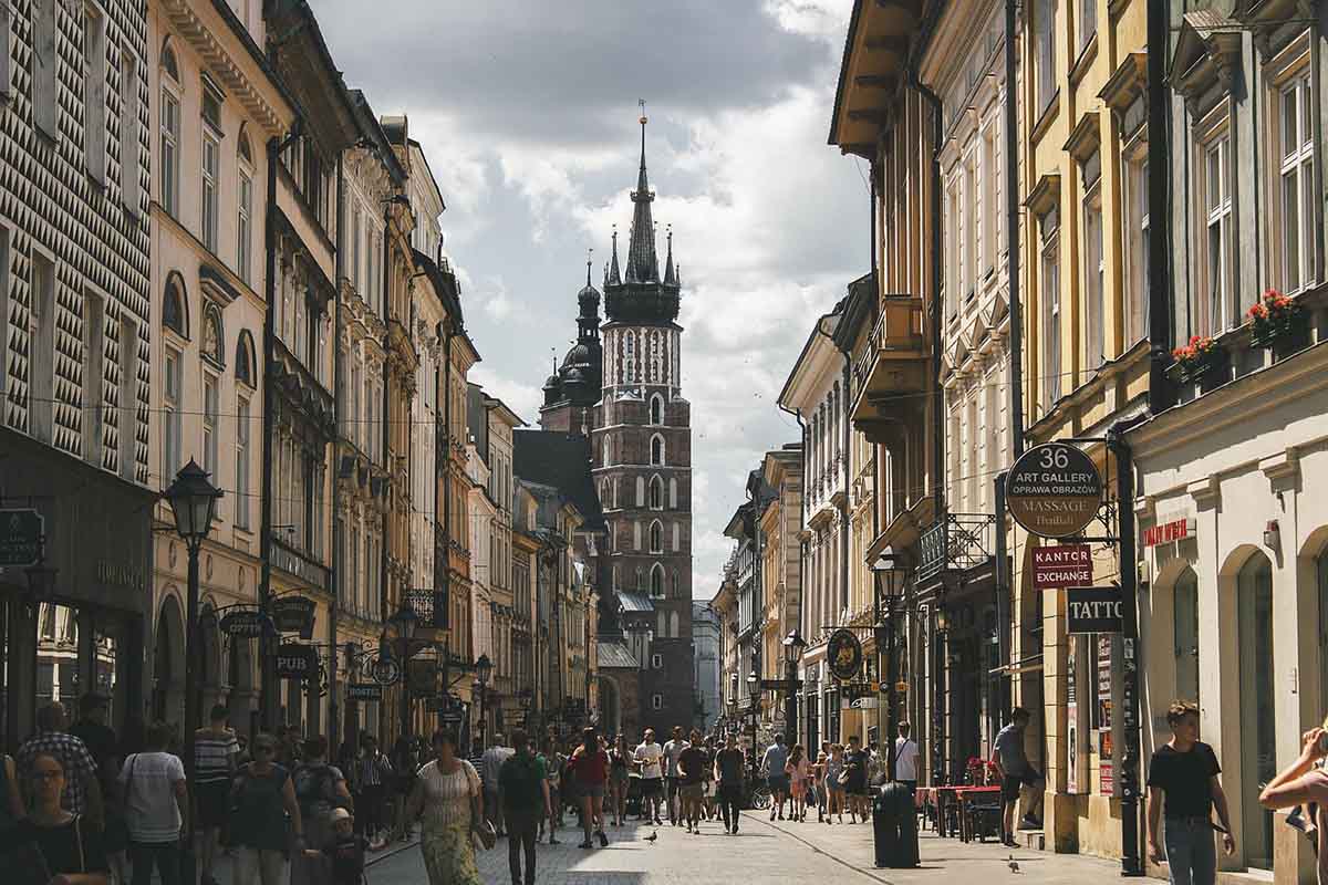 Vista de la concurrida Calle Floriańska, en el corazón de Cracovia, con la torre de la Basílica de Santa María al fondo de la Ruta Real