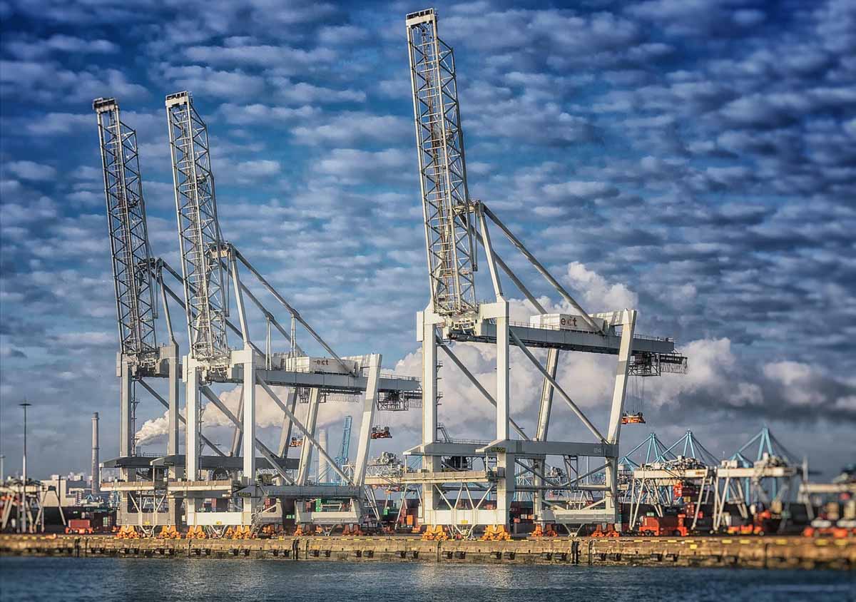 Grandes grúas en el puerto de Rotterdam