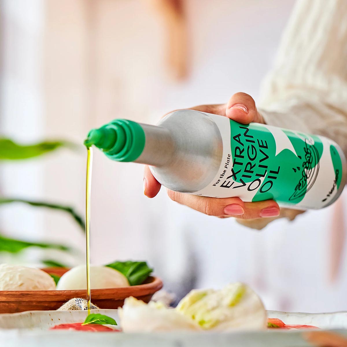 Neolea virgen extra en botella aluminio para la generación Z