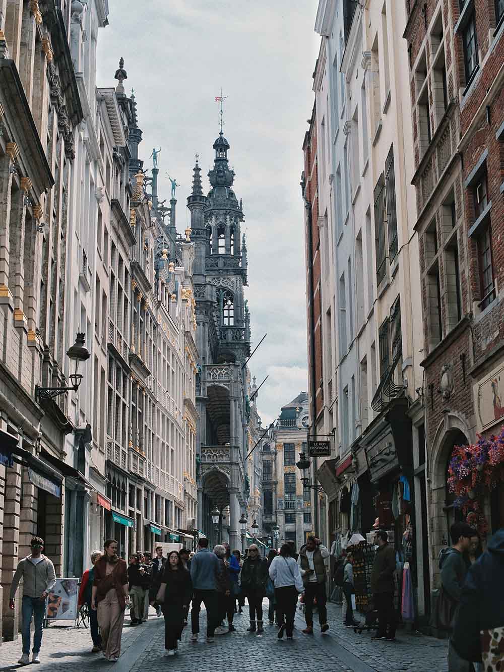 Calle comercial del centro histórico de Bruselas con peatones