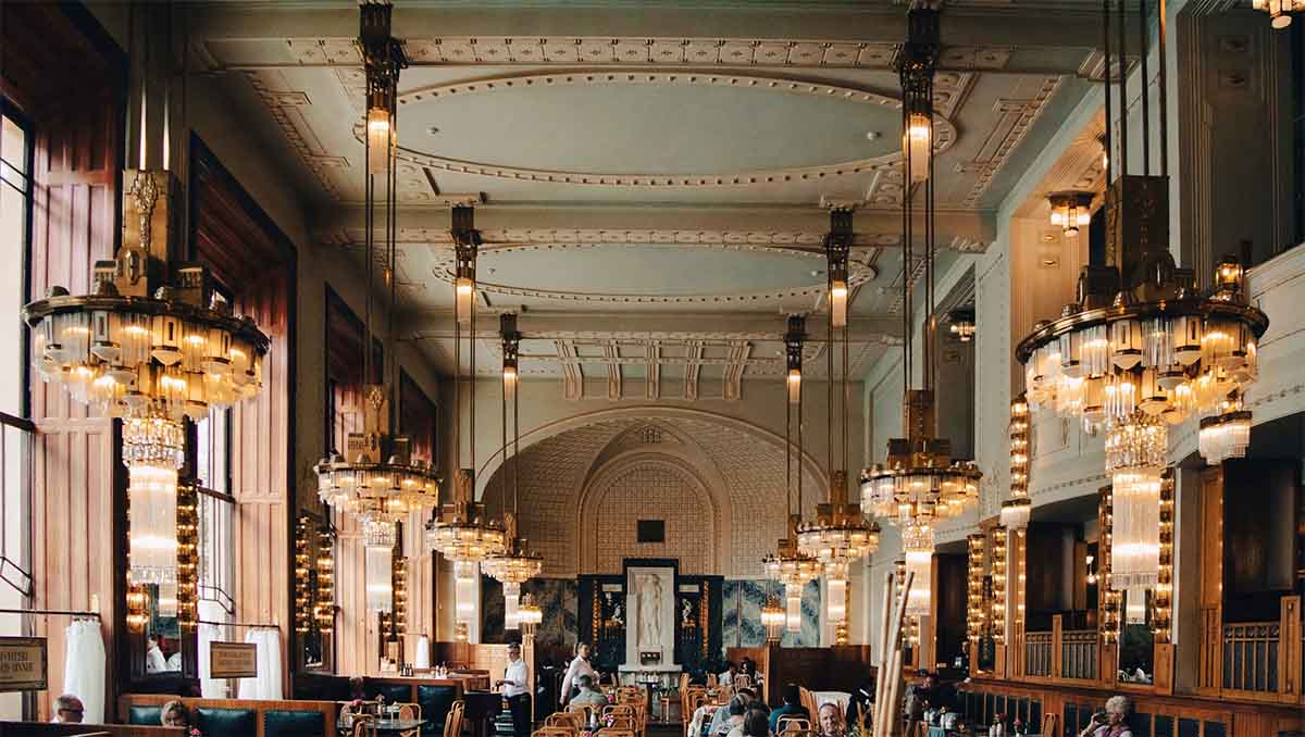 Interior Art Déco de un café de Praga con lámparas y arquitectura histórica