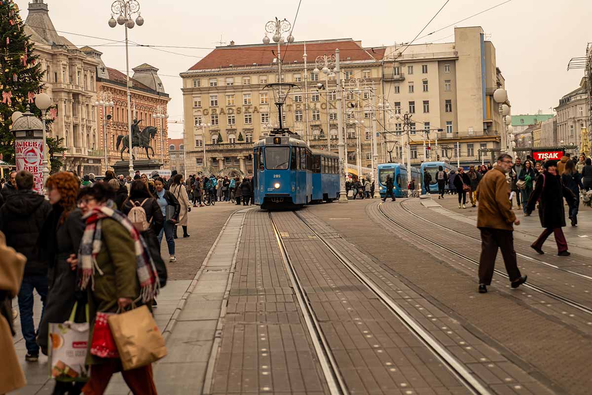 Peatones y tranvías en el centro de Zagreb, Croacia