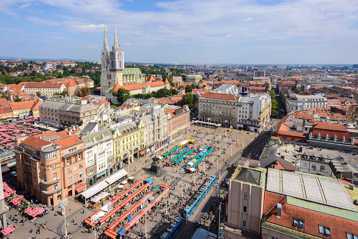 Vista aérea del centro de Zagreb y la plaza Ban Jelačić