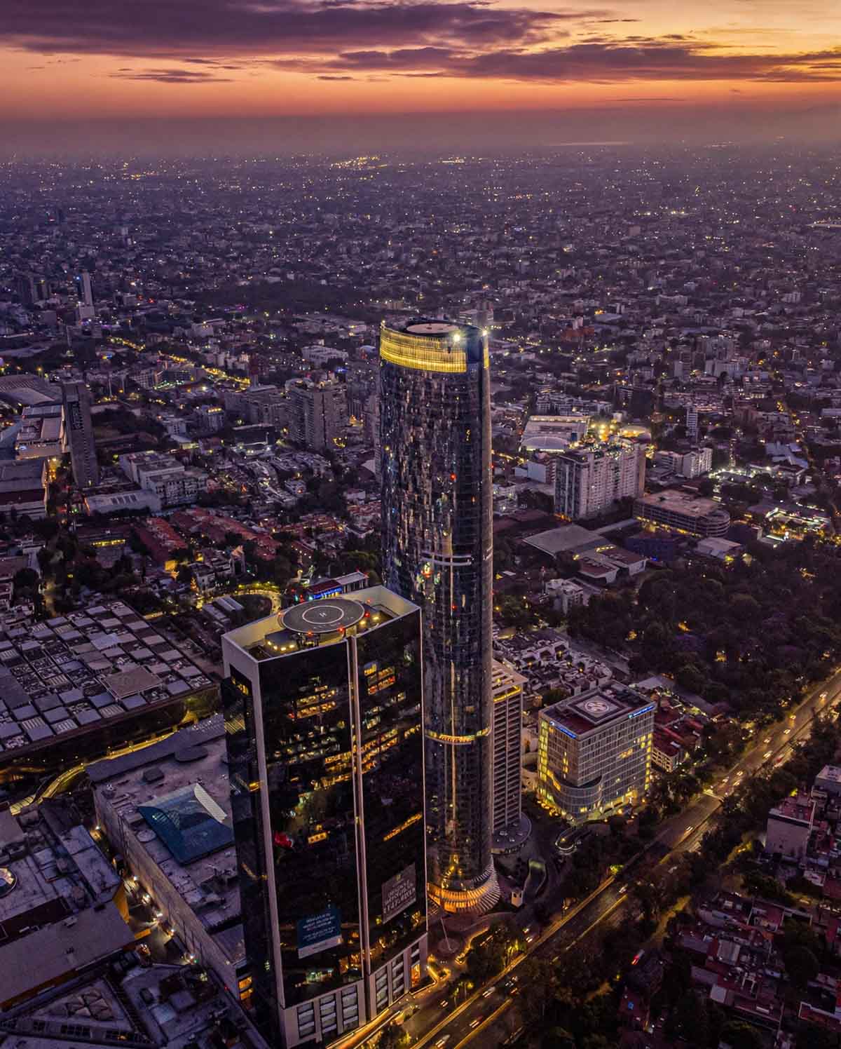 Vista aérea de Ciudad de México al atardecer con el complejo Mítikah