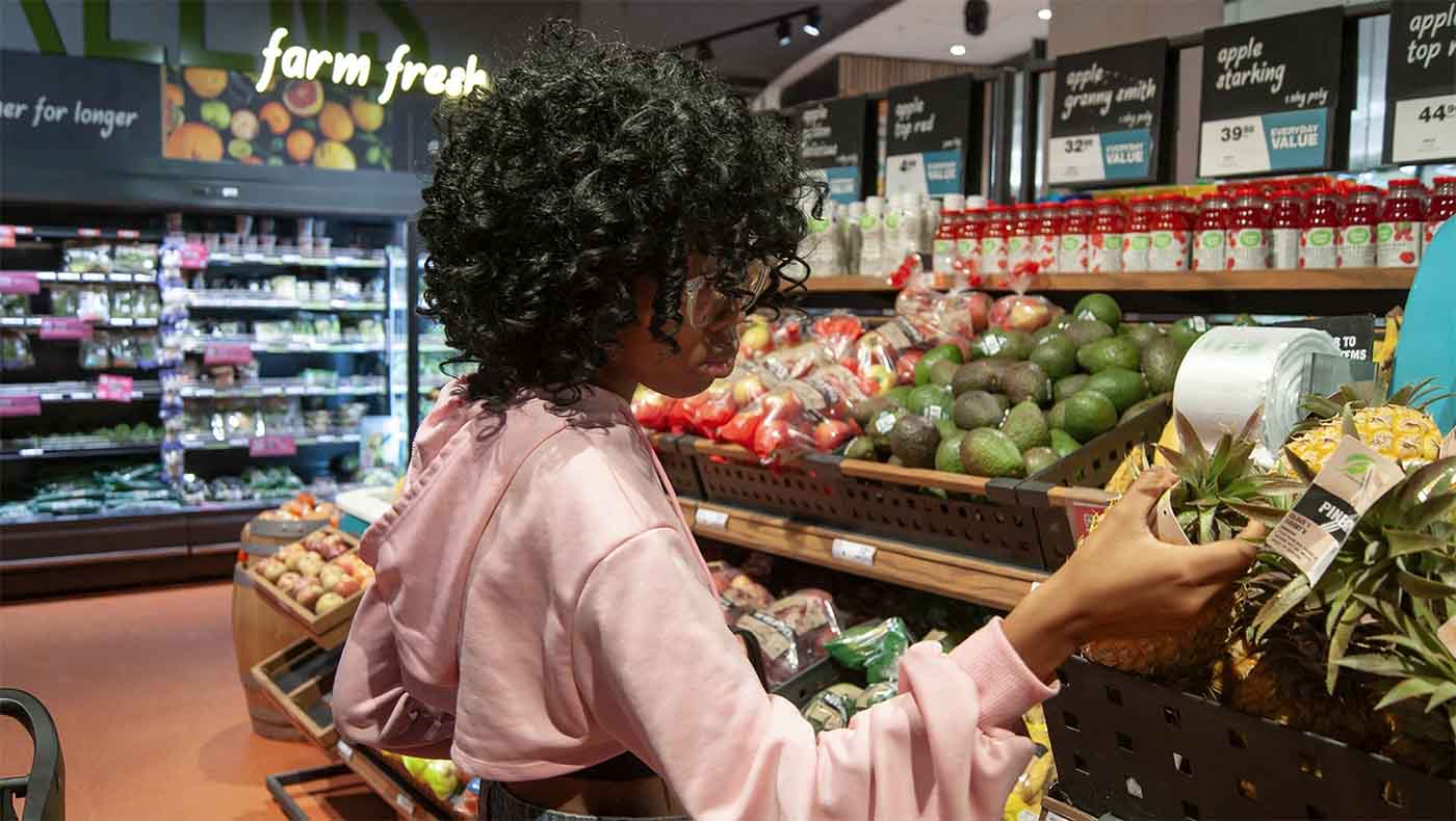 Clienta comprando en un supermercado Checkers de Sudáfrica