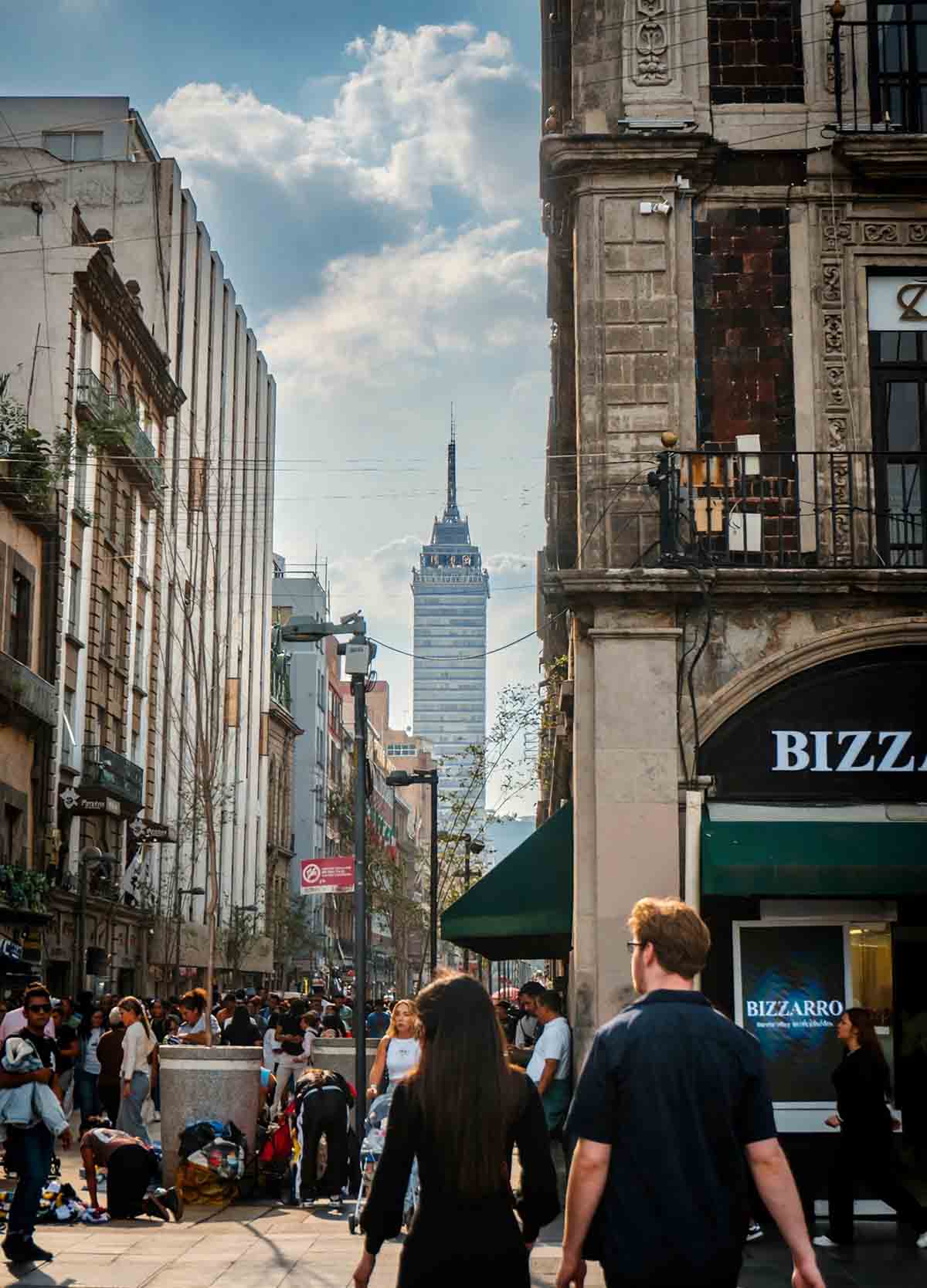 Peatones en la calle Francisco I. Madero del Centro Histórico de Ciudad de México