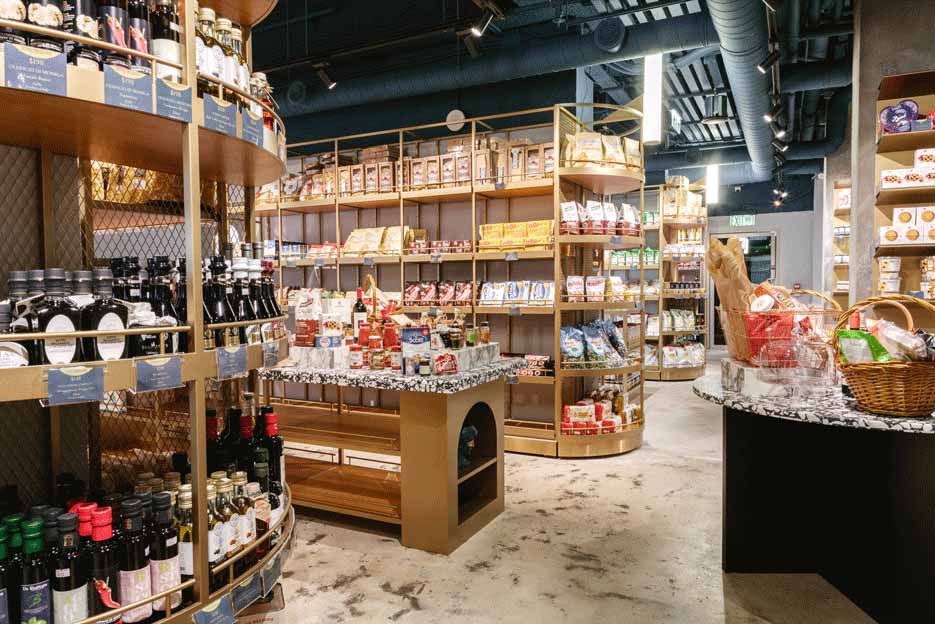 Interior de Gustaci Food Gallery en Hong Kong, con una selección de aceites de oliva y productos gourmet italianos