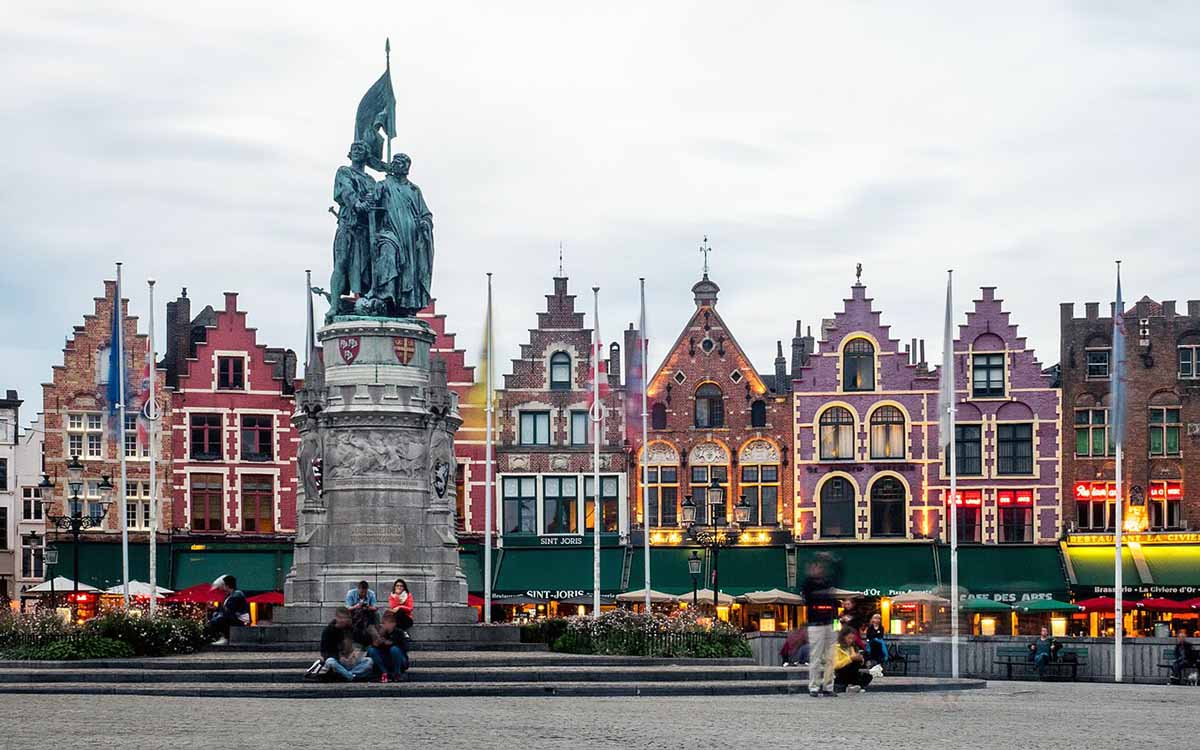 Grote Markt de Brujas con el monumento a Jan Breydel y Pieter de Coninck