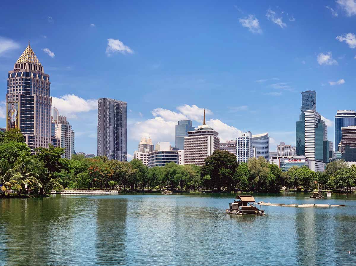Línea de rascacielos de Bangkok desde el lago del Parque Lumphini