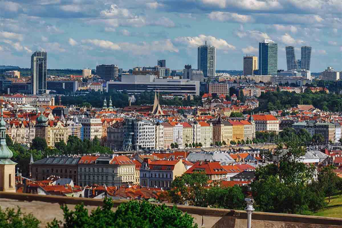 Vista de Praga con edificios históricos y modernos en el horizonte