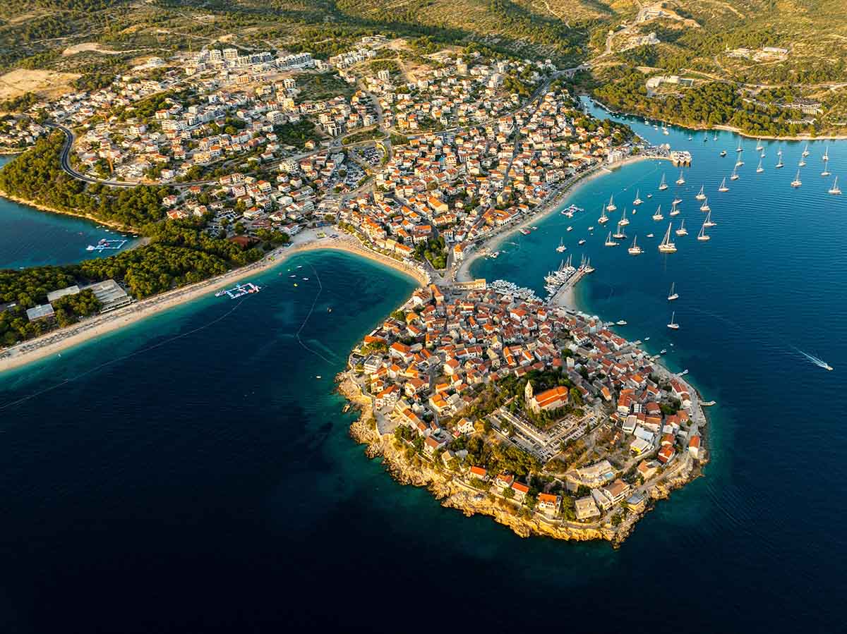 Vista aérea de Primošten en la costa adriática de Croacia