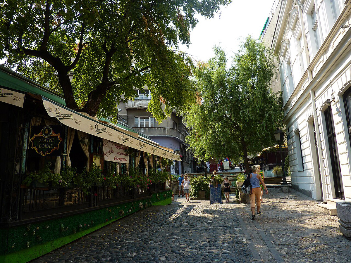 Calle Skadarska de Belgrado con restaurantes y terrazas