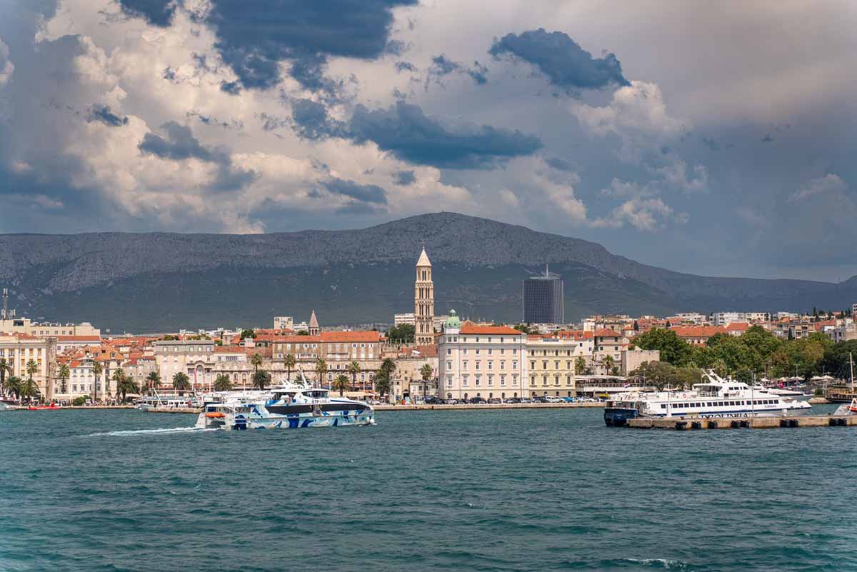 Vista de Split y su frente marítimo en la costa adriática de Croacia