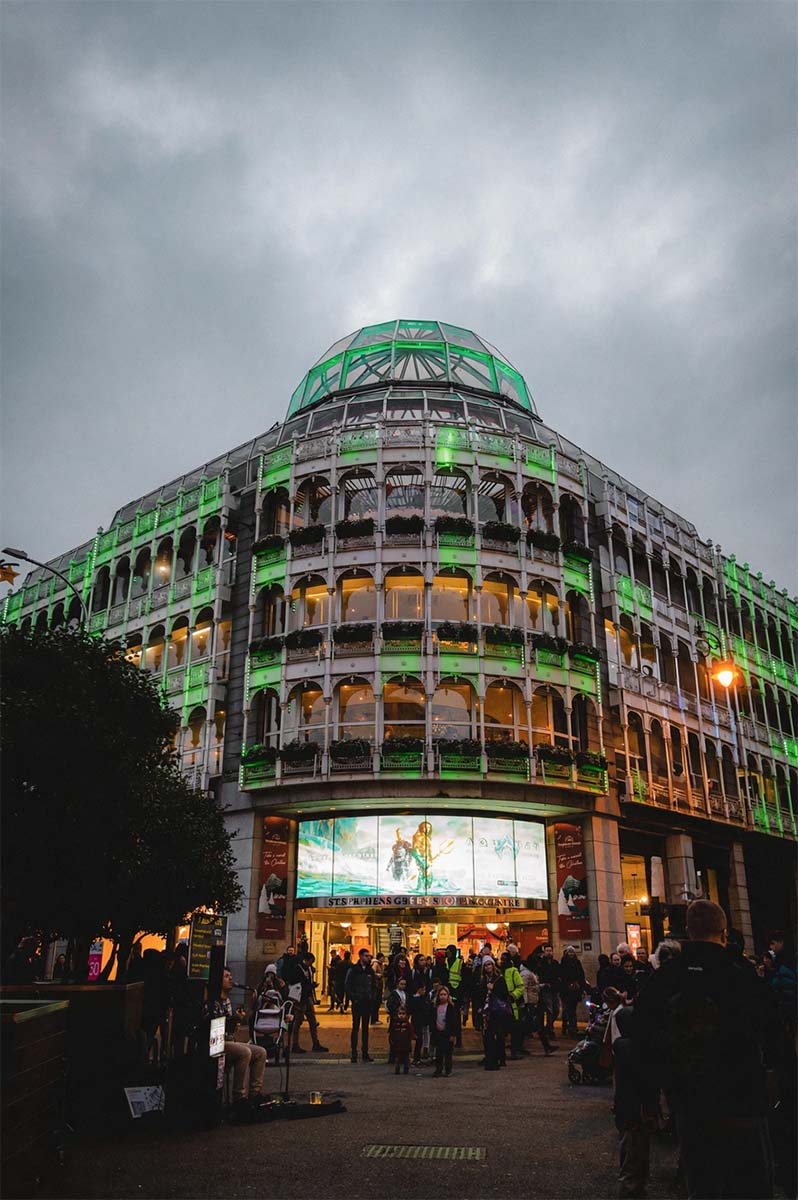 St Stephen’s Green Shopping Centre iluminado al atardecer, Dublín.