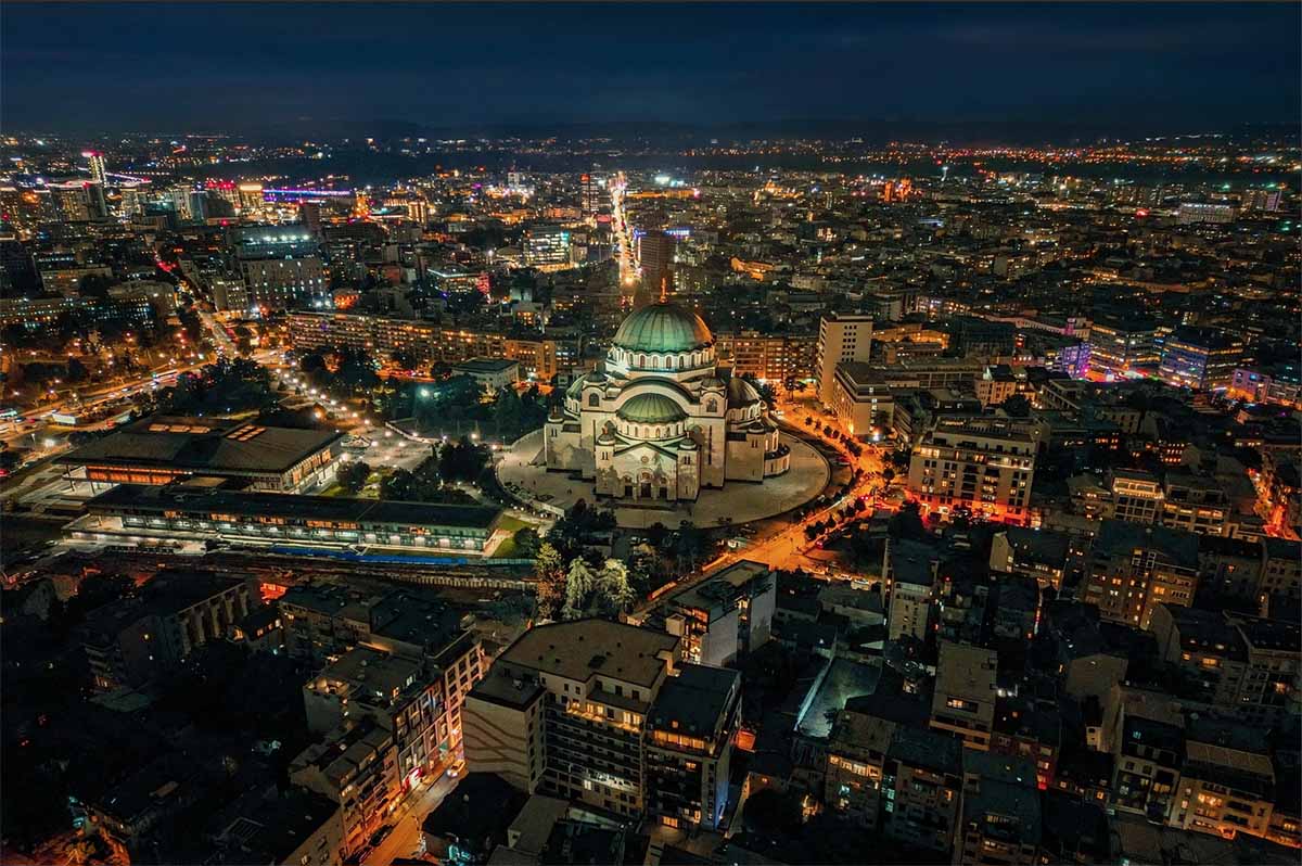 Vista aérea nocturna de Belgrado con el templo de San Sava
