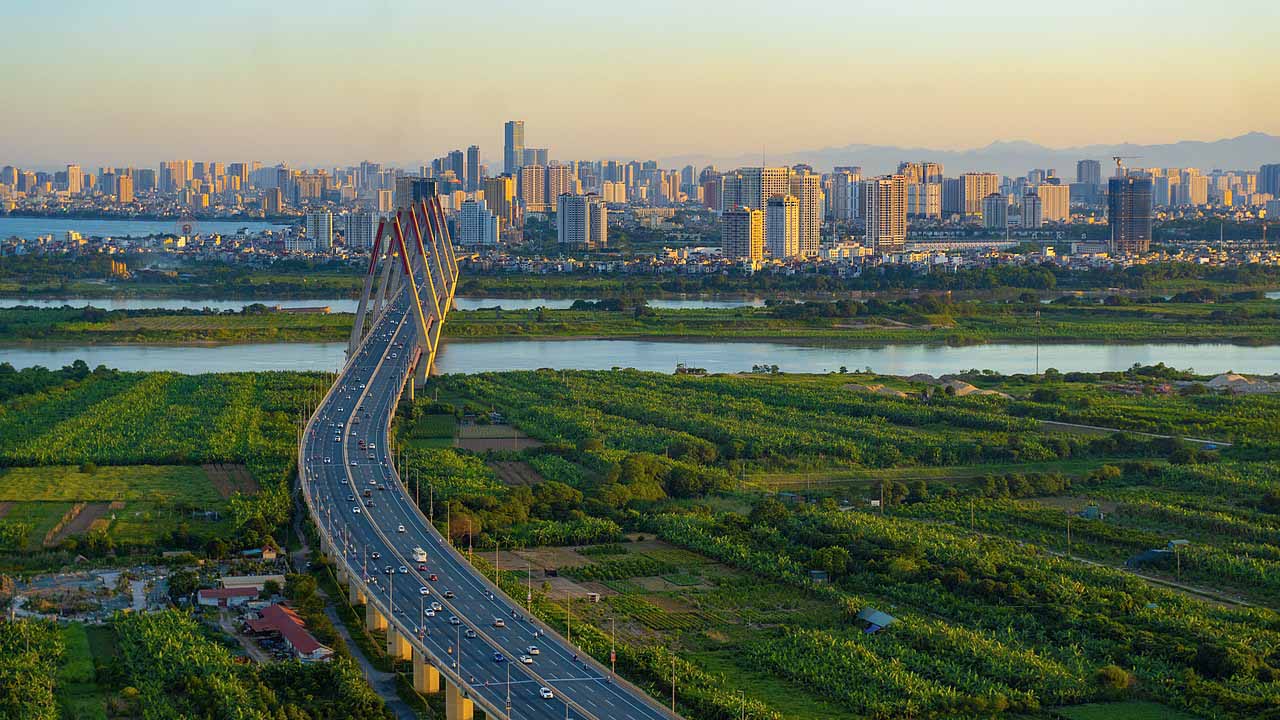 Vista panorámica de Hanói desde el puente Nhật Tân