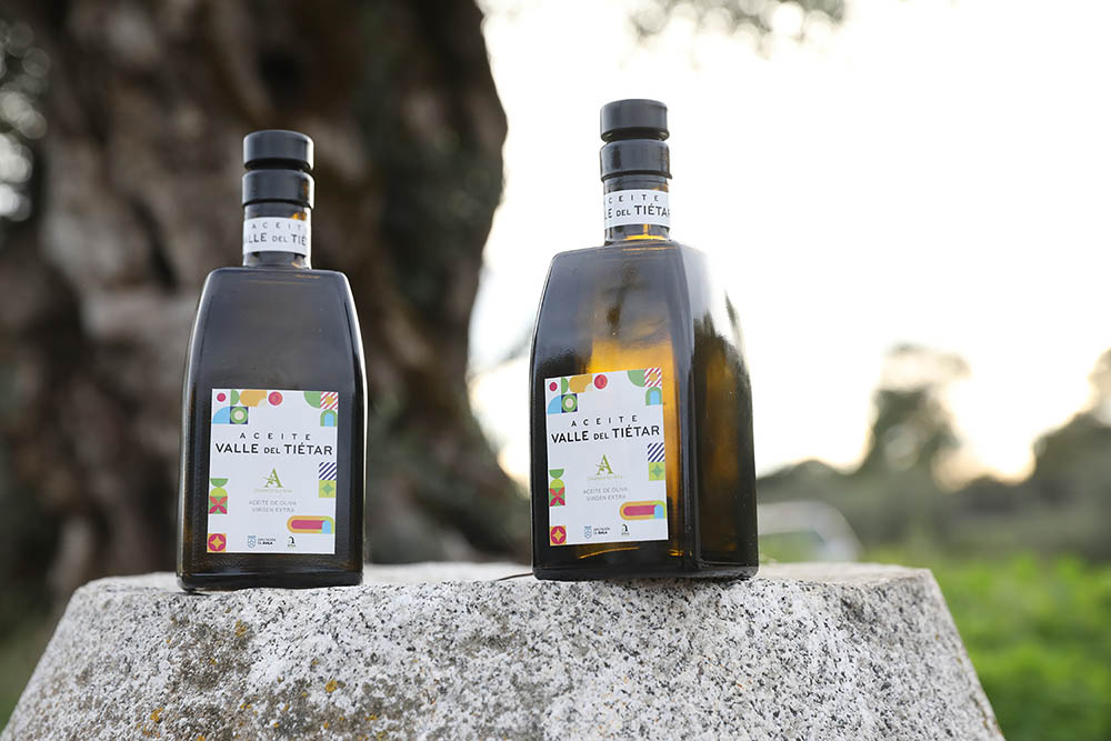Botellas de Aceite Valle del Tiétar con su etiquetado