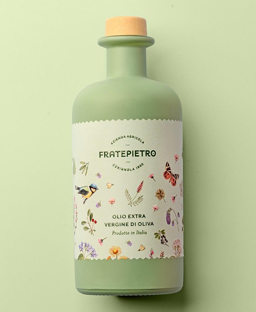 Botella de aceite de oliva Fratepietro con etiqueta ilustrada de flores, aves y mariposas
