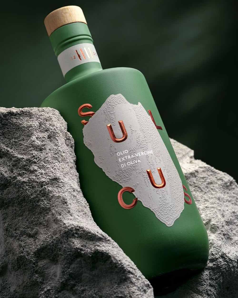Botella de aceite de oliva Sulcus con etiqueta texturizada y detalles metálicos